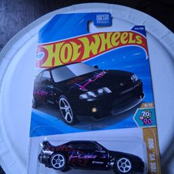 Nissan Sklyline GTR (R33) 70s Vs. 90s