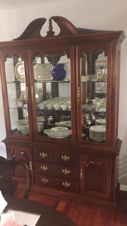 Thomasville cherry wood dining room set. Make a reasonable offer.