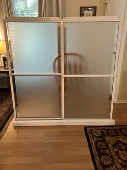 Bath tub shower doors