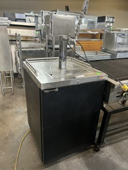 Beer kegerator / draft beer dispenser