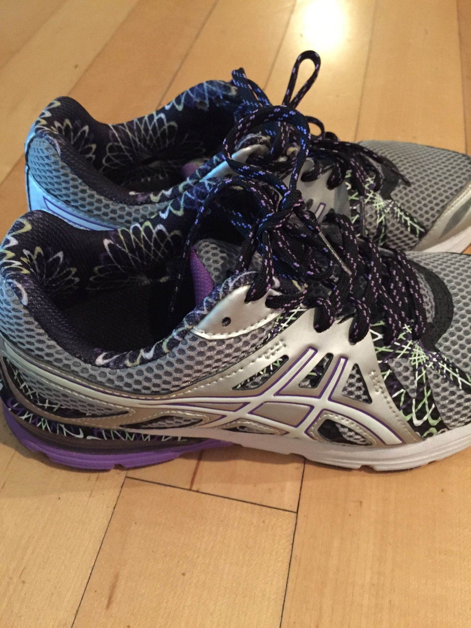 WOMENS ASICS Size ONLY WORN ONCE