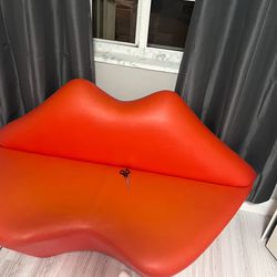 Red Lip Love Couch 