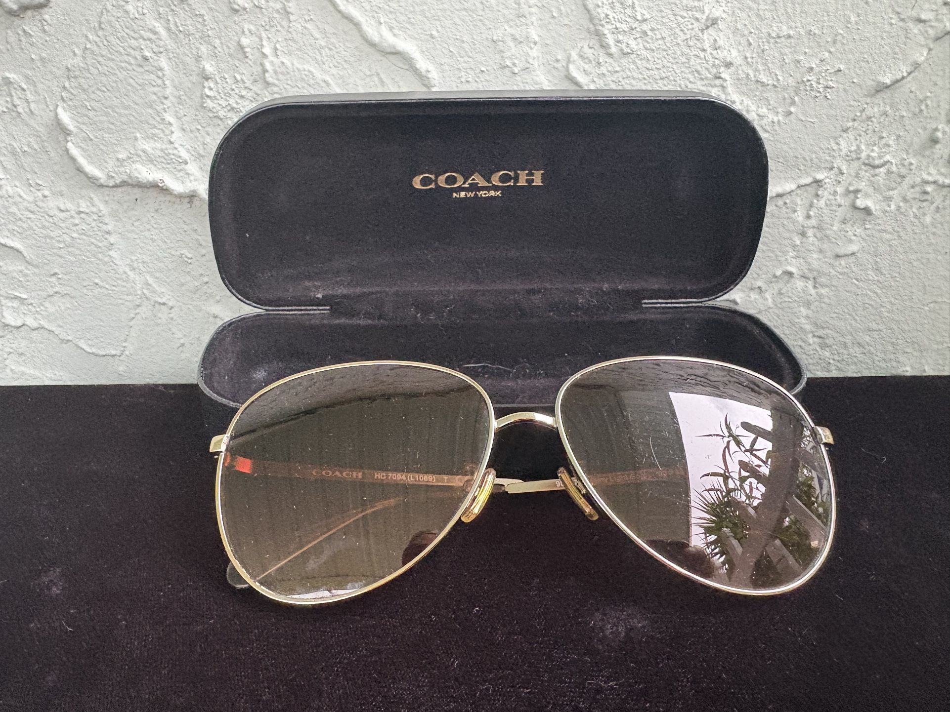 COACH Woman’s Polarized Aviator Sunglasses (HC7094 L1089T)