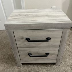 Bronyan 22” 2 Drawer Nightstands