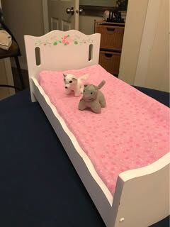 18” Doll Bed With Blanket And Stuffed Animals