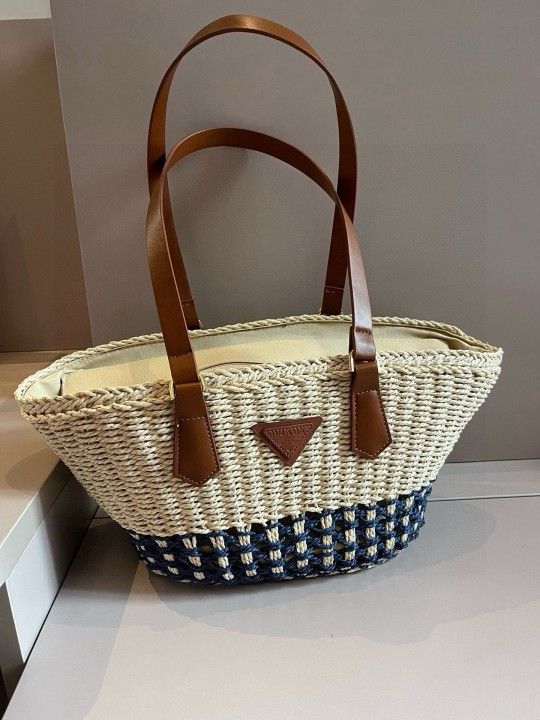 Women's handbags, a must-have for summer travel