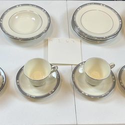 EXCELLENT CONDITION – 40 Piece Fine China Set The Romance Collection – Melissa Pattern