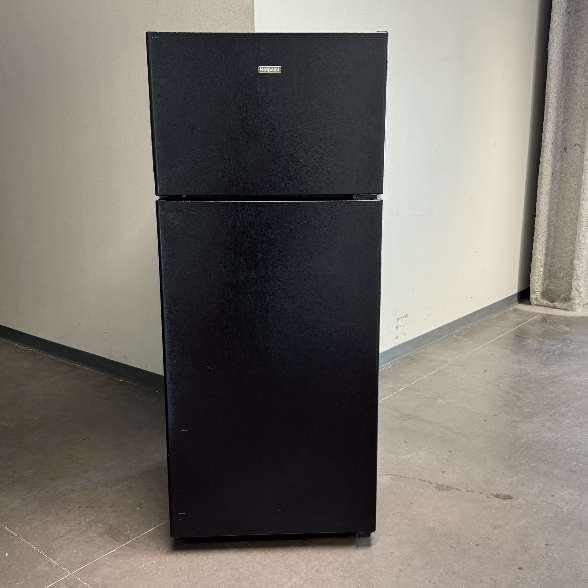 2024 HOTPOINT GE 17.5 CU. FT. RECESSED HANDLE TOP FREEZER REFRIGERATOR Delivery available