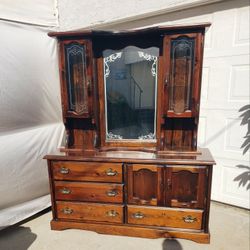Vintage Dresser With Mirror And Lights 