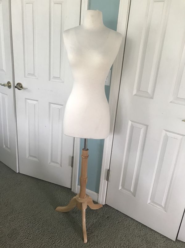 Female Foam Dress Form With Wooden Base For In Tulsa Ok Offerup