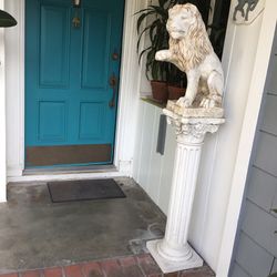 2  Large Concrete Lions Status With 2 High Concerts Base Stands