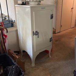 1920 Vintage General Electric  GE Icebox