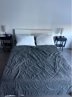 Modern Queen Bed Set – Mattress, Bed Frame, Nightstand & Lamp Included
