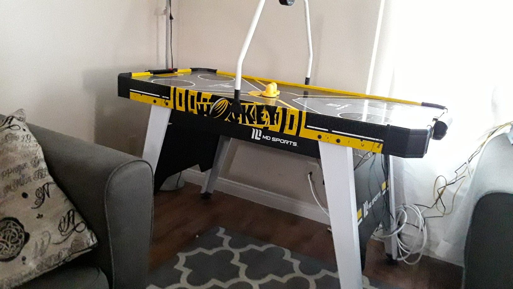 Air hockey table