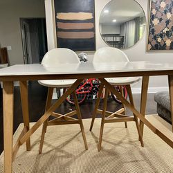 Table W/ Matching Chairs 
