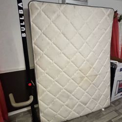 USED QUEEN SIZE MATTRESS