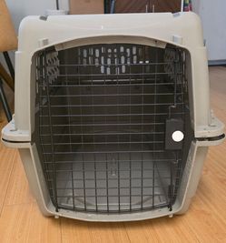 Grreat Choice hard-sided plastic pet carrier (Medium/Large)