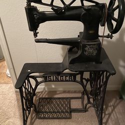Singer 29-4 Leather Treadle Sewing Machine