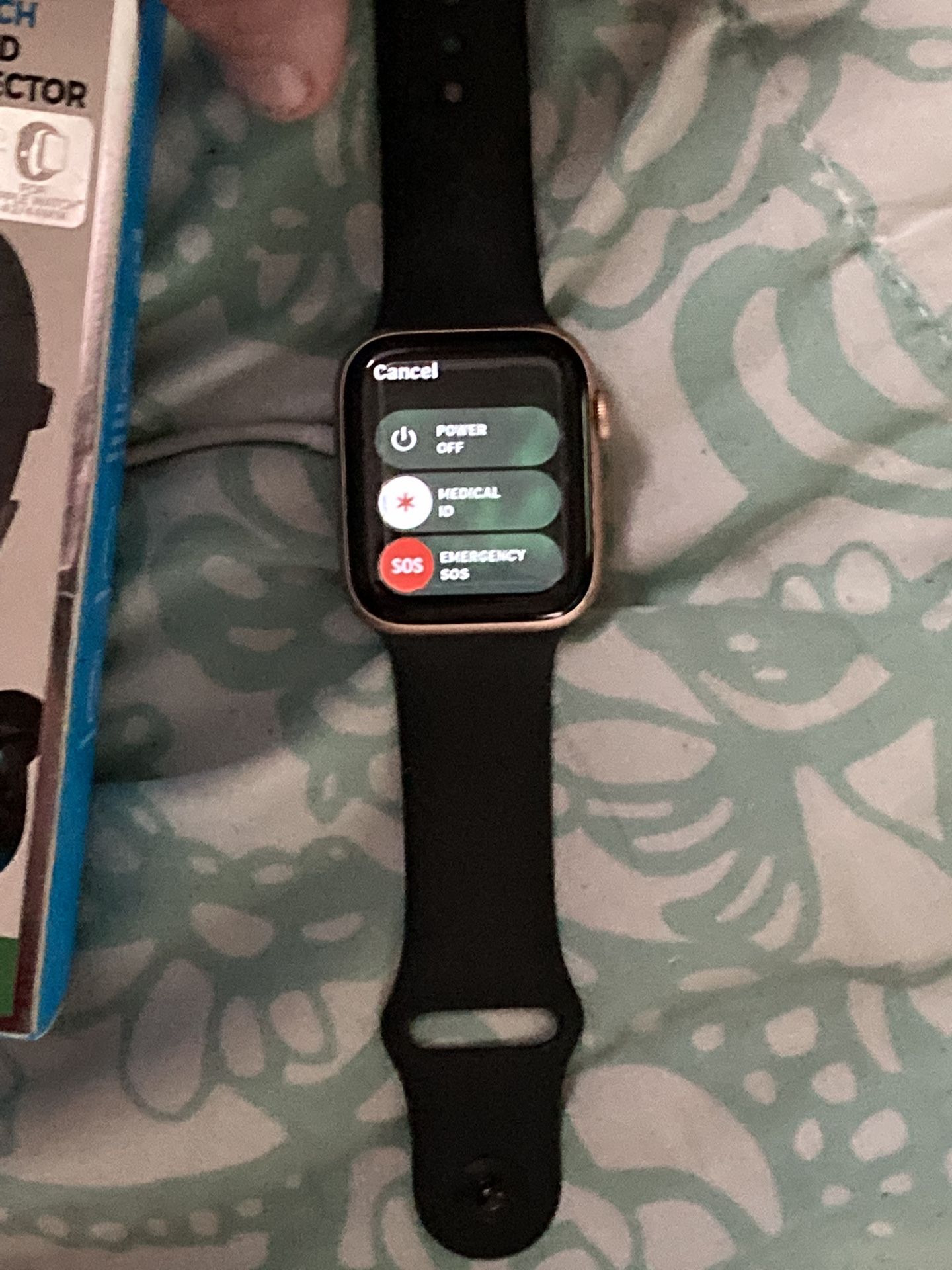 APPLE Watch Series 5, Unlocked And Will Work On Any Apple iPhones Great Deal.$ 260 OBO 44mm GOLD EDITION 