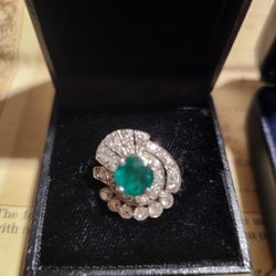 Ladies Emerald Dinner Ring W/ 27 Melee Diamonds - 14K