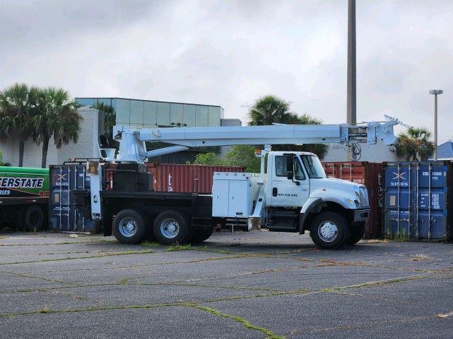 2006 International drilling Derek with 60 foot 19 ton Crane.