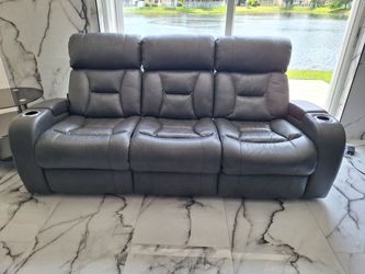 3-Seat Power Reclining Sofa. Sofá Reclinable Eléctrico de 3 Puestos.