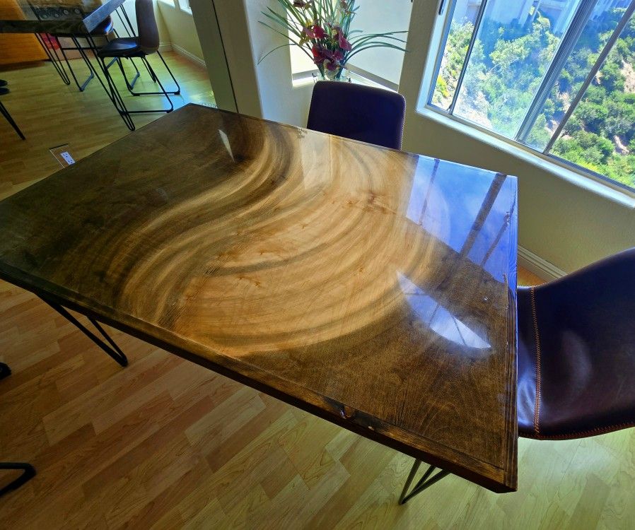 Amazing E Swirl Designer Table