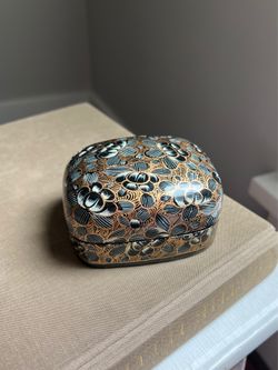 Small Vintage Paper Mache Floral Trinket Box ( D3.5" x 2.5" ) firm on price