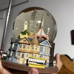 NY snow globe, plays music