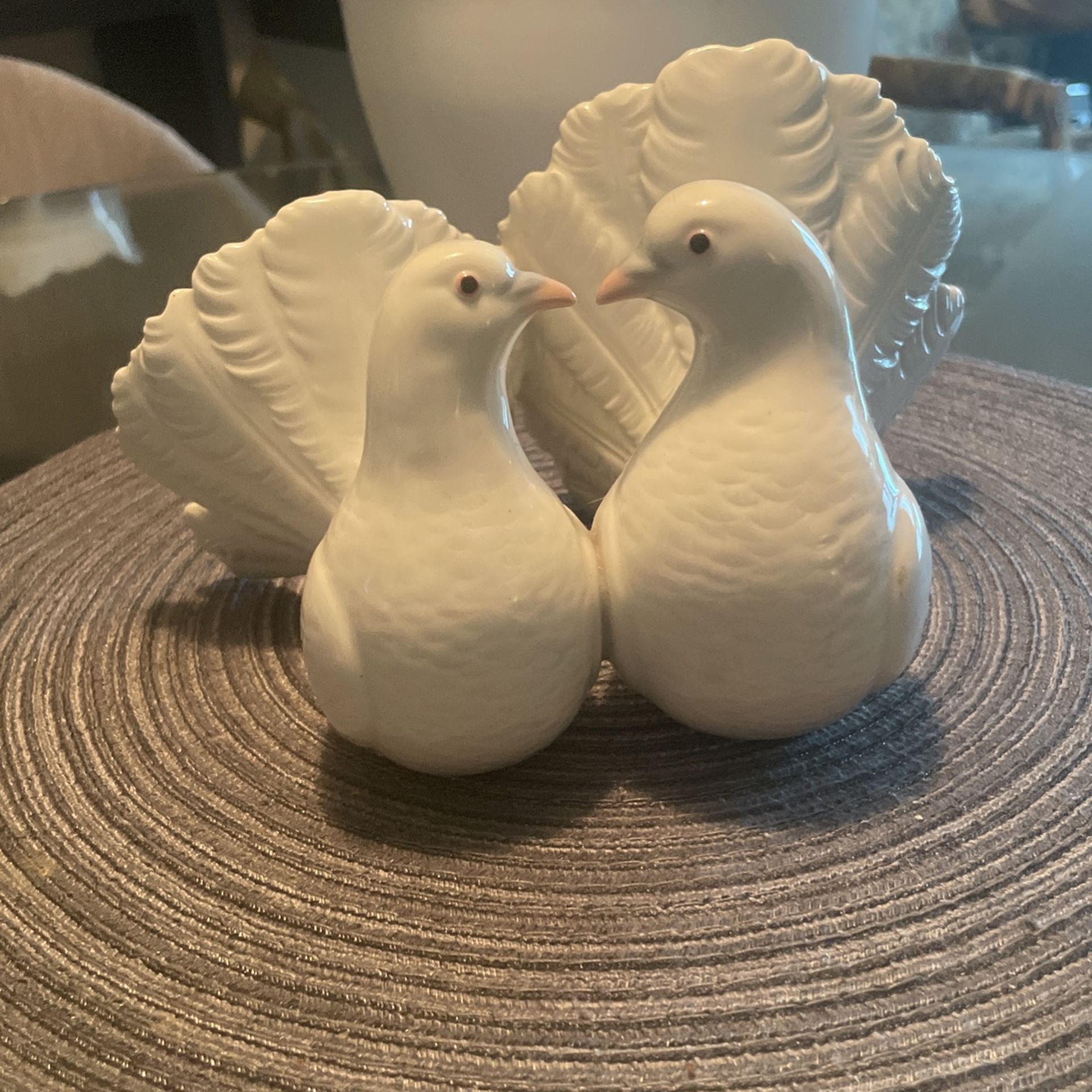 Lladro Porcelain “Kissing Doves” Collectible Figurine