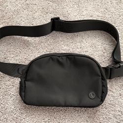 LOLE Unisex One Size Belt Bag, Adjustable Crossbody Waist Bag, Color: Black