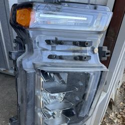 RIGHT SIDE HEADLIGHT 2021-2023 CHEVROLET SILVERADO 2500 HD