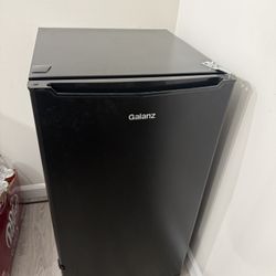 Compact Mini Refrigerator – Great Condition!