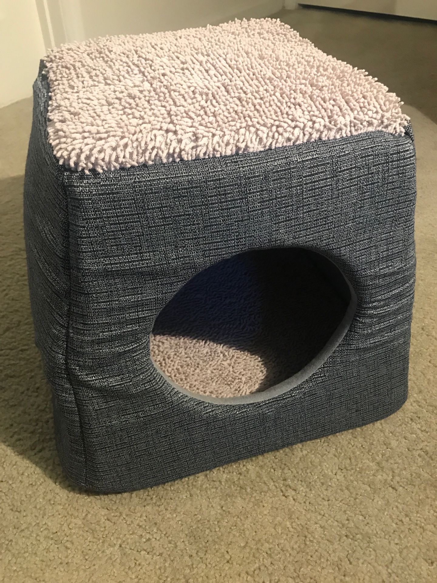 Dog/Cat house (NEVER USED)