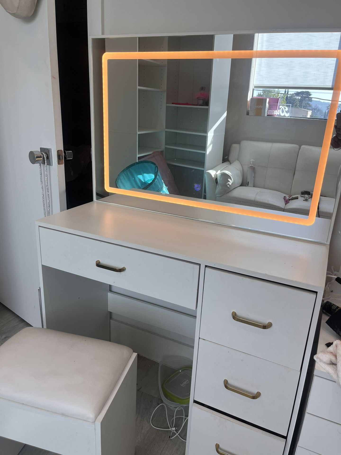 Light up Beauty vanity