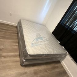 Queen mattress regular set with box spring ( 2pc brand new) 