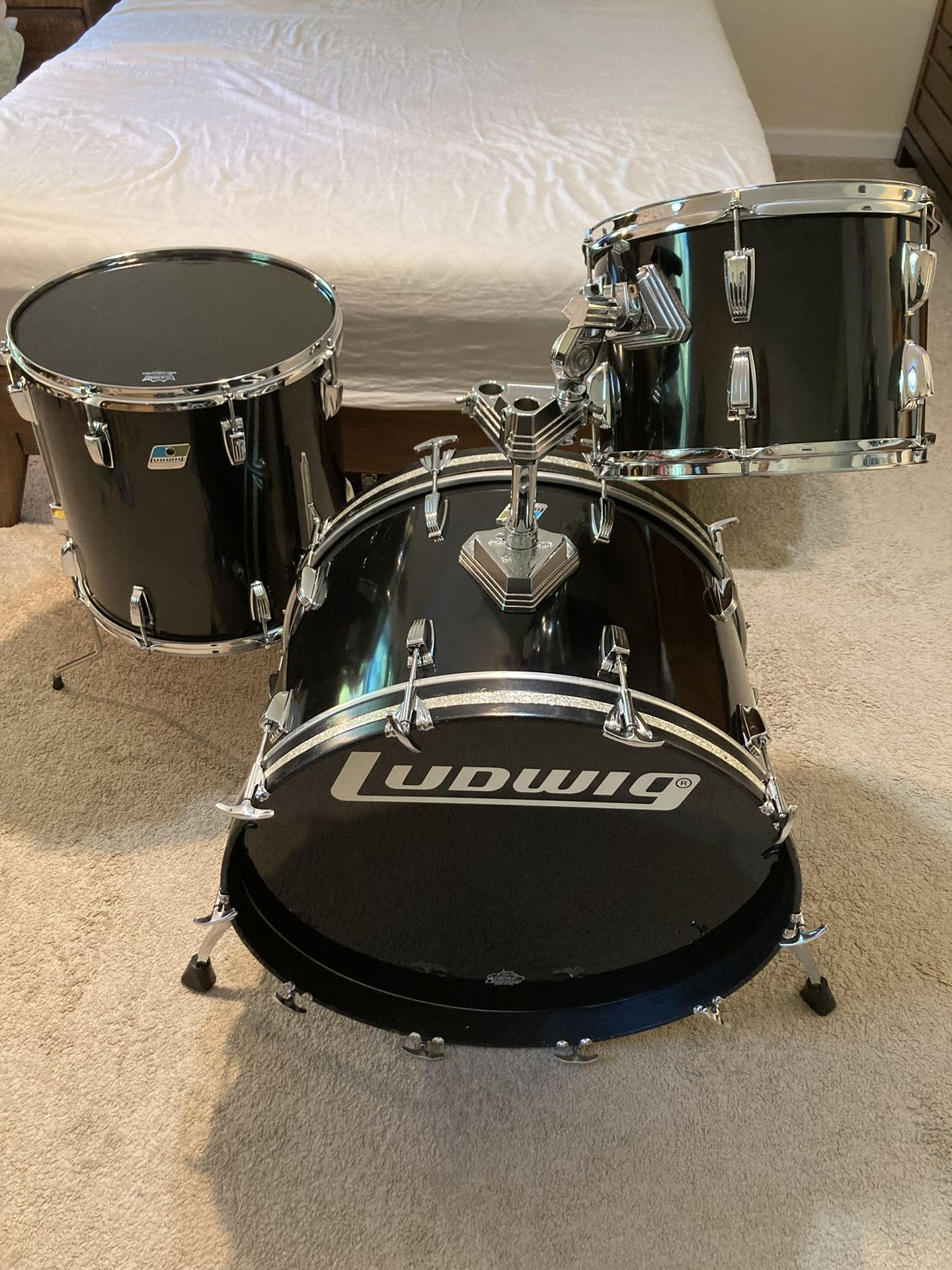 1982 Ludwig USA B/O Badge Drum Set. 24x14 Bass 16x16, 13x9 Toms Black Cortex. 6-ply maple/popular clear shells made in Chicago. Shipping avail