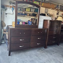 Solid Wood Dresser With 6 Deep Drawers With Beveled Mirror & a Tall Upright Dresser With 5  Deep Drawers, Excellent Condition