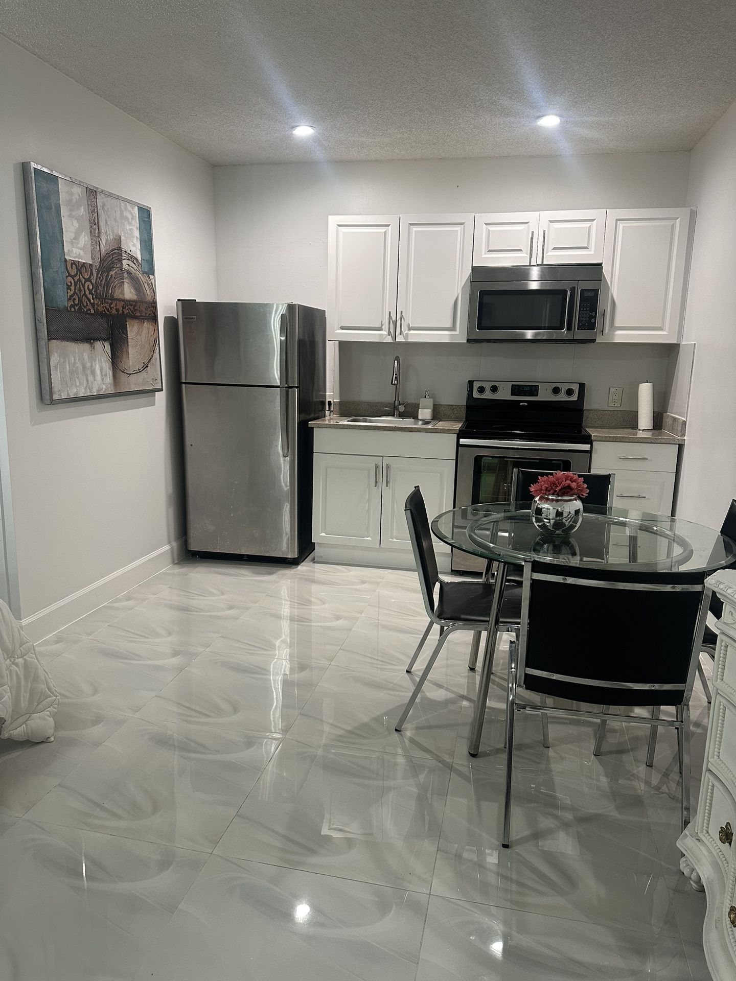 Area De Kendall Espacioso Efficiency Remodelado 1,300