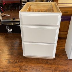Base Drawer 21” 3 Drawers 2nd Drawer Needs Repair Brand New