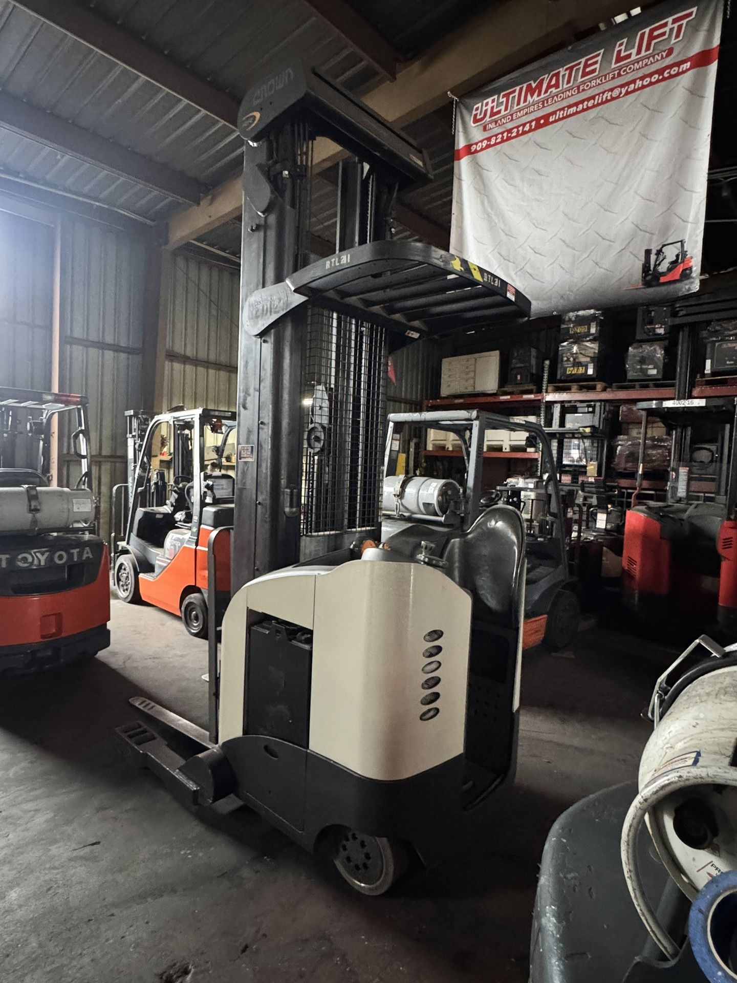 CROWN ELECTRIC REACH FORKLIFT