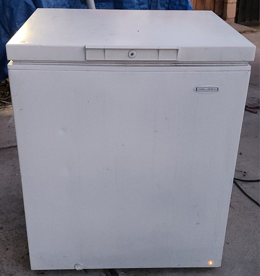 Holiday LCH0701PW Chest Freezer