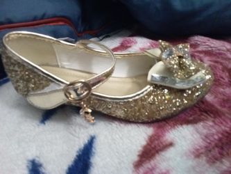 Girl Heel Shoes. Big Kids Size 1 in USA.  Or Size 32 = 8 Inches Measure. It's For Big Kids Size "1" In The USA.  Gold Color. New!! Firm Price.