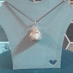 Que-Sara Stone Point Pendant 