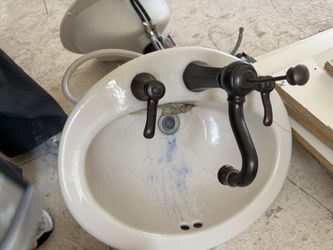 Round Sinks With Faucets 