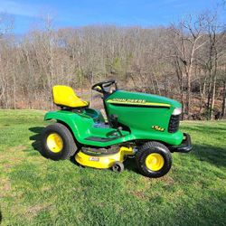 John Deere LT166. 42in mulching deck
