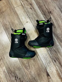 FLOW KIDS SNOWBOARDING BOOTS SIZE 2