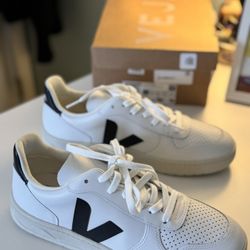 *BRAND NEW* Veja V10 Leather Sneakers (size 11W)