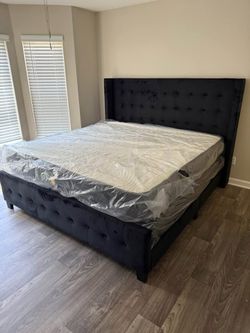 😍 Brand new upholstered grey modern King | Queen size tufted headboard with BT speaker & charging ports - opt mattress + box spring • Pay After Deliv