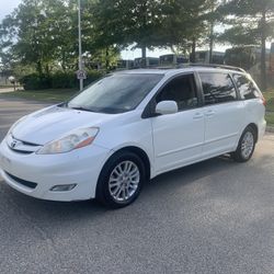 2009 Toyota Sienna LE 